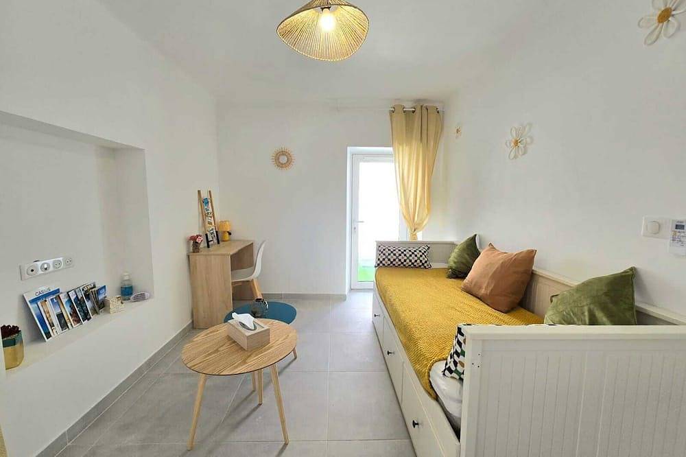 Entire apartment, Studio with separate entrance in Toulon, Toulon region