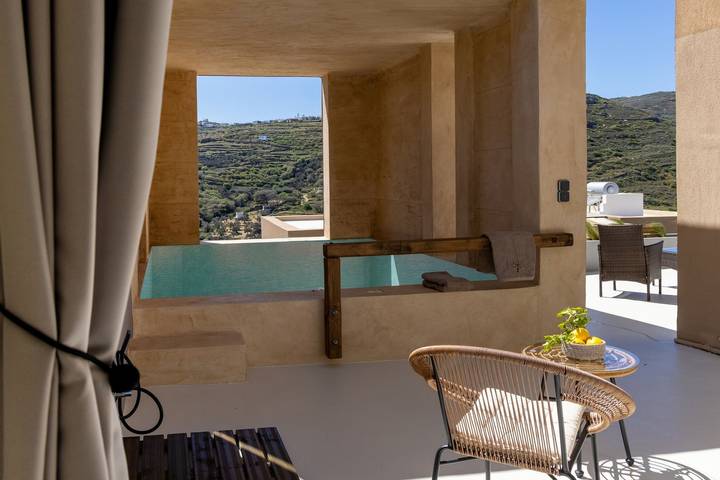 Villa for 12 people, with terrace and pool as well as garden in Tinos