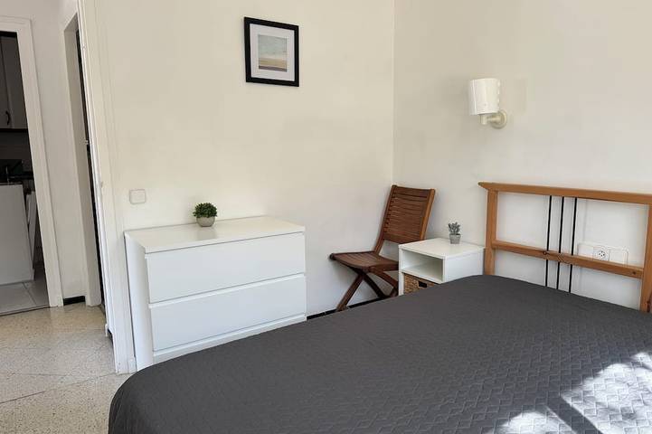 Apartamento entero, 30 m from the beach, overlooking the harbor, apartment with a beautiful balcony and Wi-Fi in Platja d'Aro, Costa Brava
