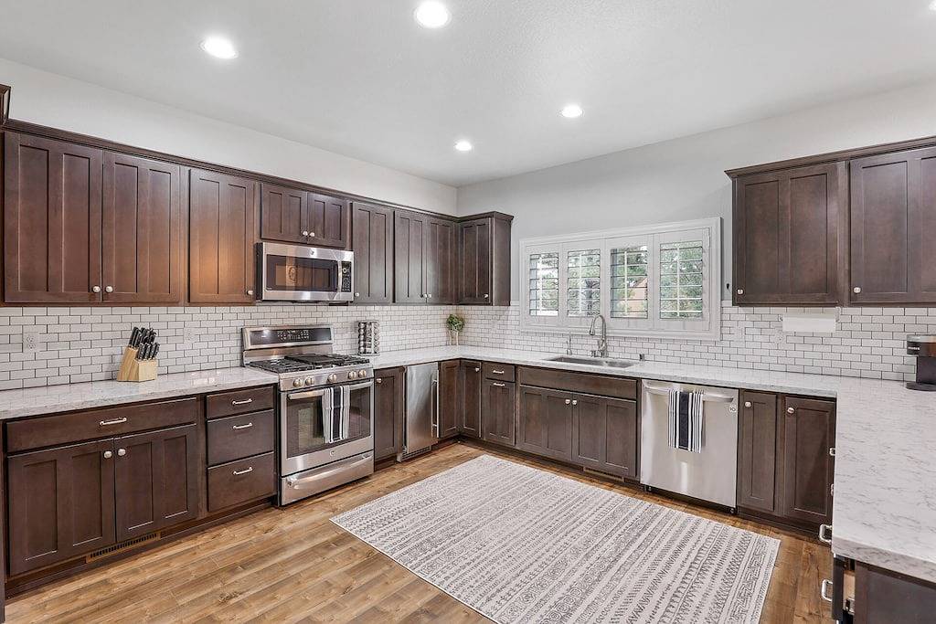 Mid Century Cabin in the pines with 8 person hot tub, 2 hours from grand canyon in Flagstaff, Coconino Nationalwald