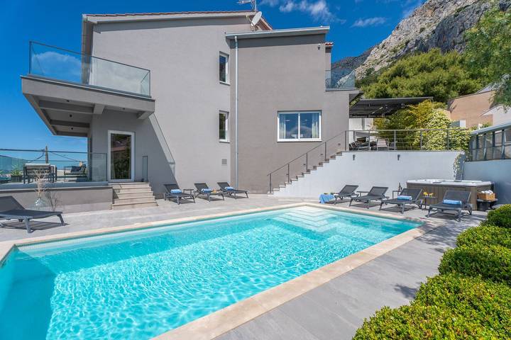 Villa pour 8 personnes, avec jardin ainsi que terrasse et jacuzzi à Mimice