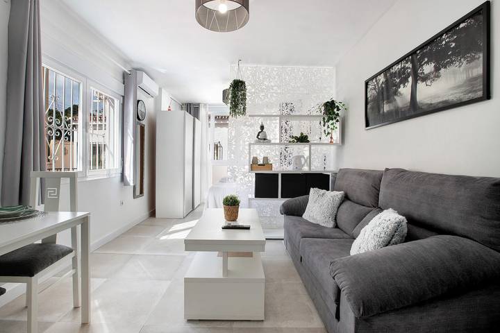 Gehele studio, Studio 'Estudio En La Carihuela' met Wi-Fi en airconditioning in Montemar Torremolinos, Torremolinos