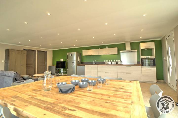 Gîte pour 9 personnes, avec jardin dans Rhône - 4