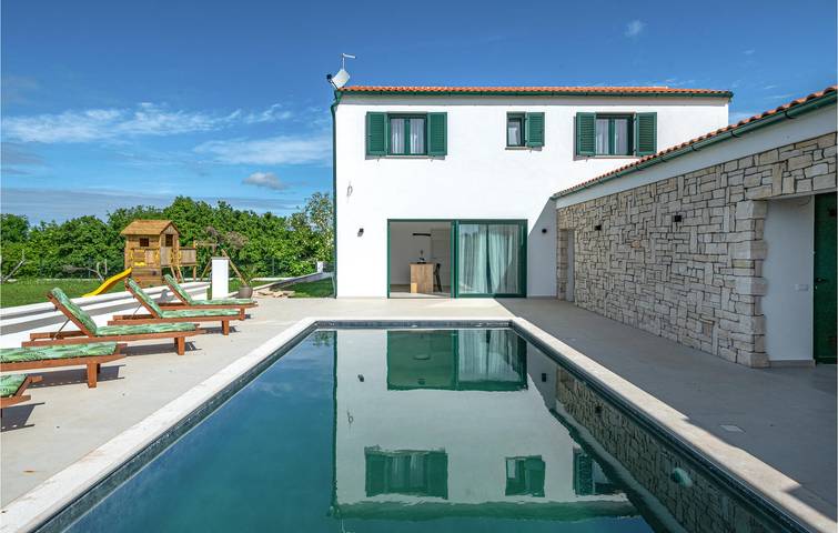 Geräumige Ferienwohnung mit Pool und WLAN, in der Nähe der besten Sehenswürdigkeiten von Krnica in Krnica, Marčana