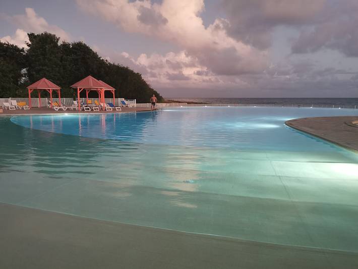 Gîte pour 3 personnes, avec piscine ainsi que balcon et jardin à Saint-François - 3