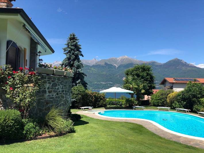 Ferienwohnung für 5 Personen, mit Garten und Pool sowie Seeblick und Ausblick, mit Haustier