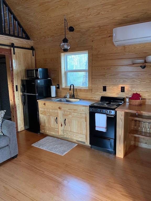 Cabin on Queens Creek in Camp Lejeune