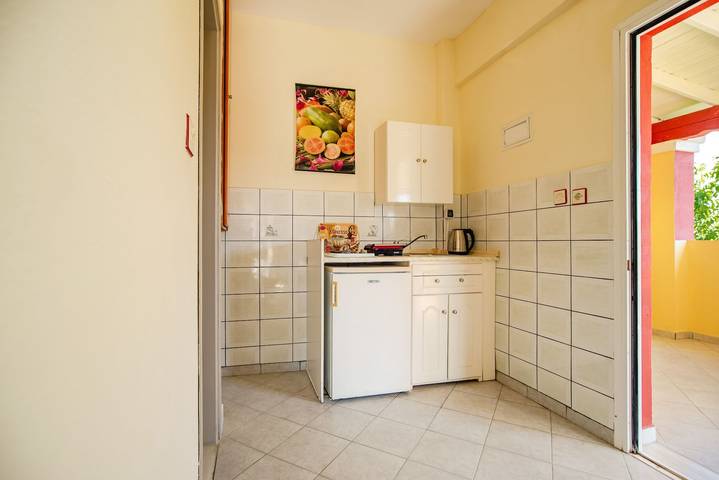 Gîte pour 2 personnes, avec terrasse et jardin dans Kavos - 3