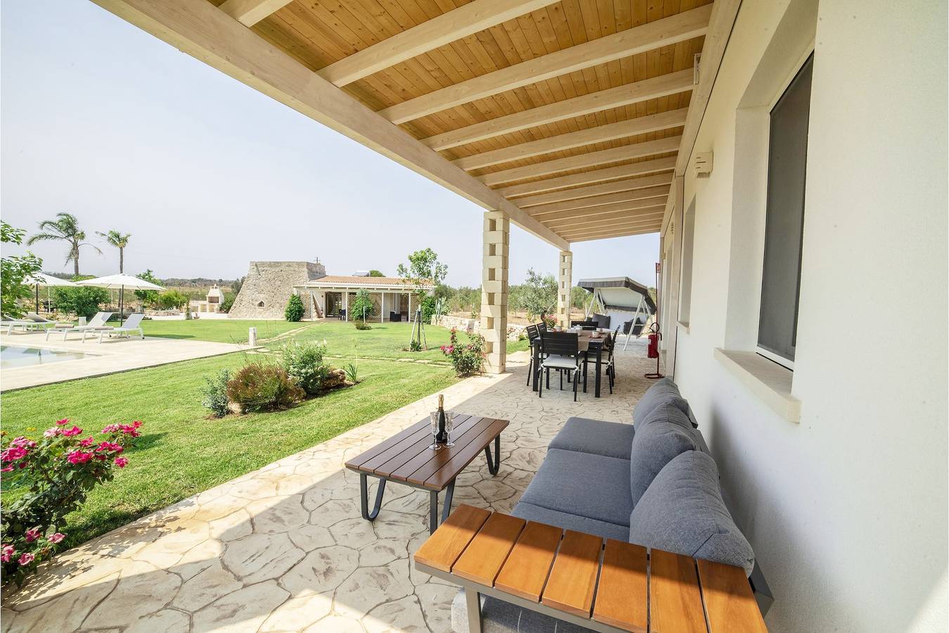 Trullo Tenuta Mary with Heated Pool in Carpignano Salentino, Provincia di Lecce