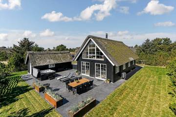 Ferienhaus mit Meerblick für 8 Personen, mit Balkon und Whirlpool in Blavand