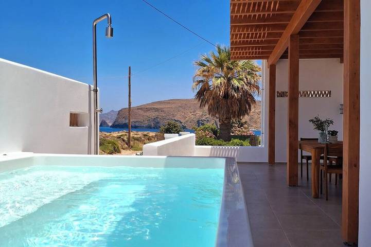 Apartment for 5 people, with hot tub and garden in Milos