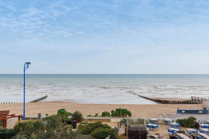 Ganze Wohnung, Chic 2-Bed Seafront Haven, Near Felpham Beach in Felpham, West Sussex