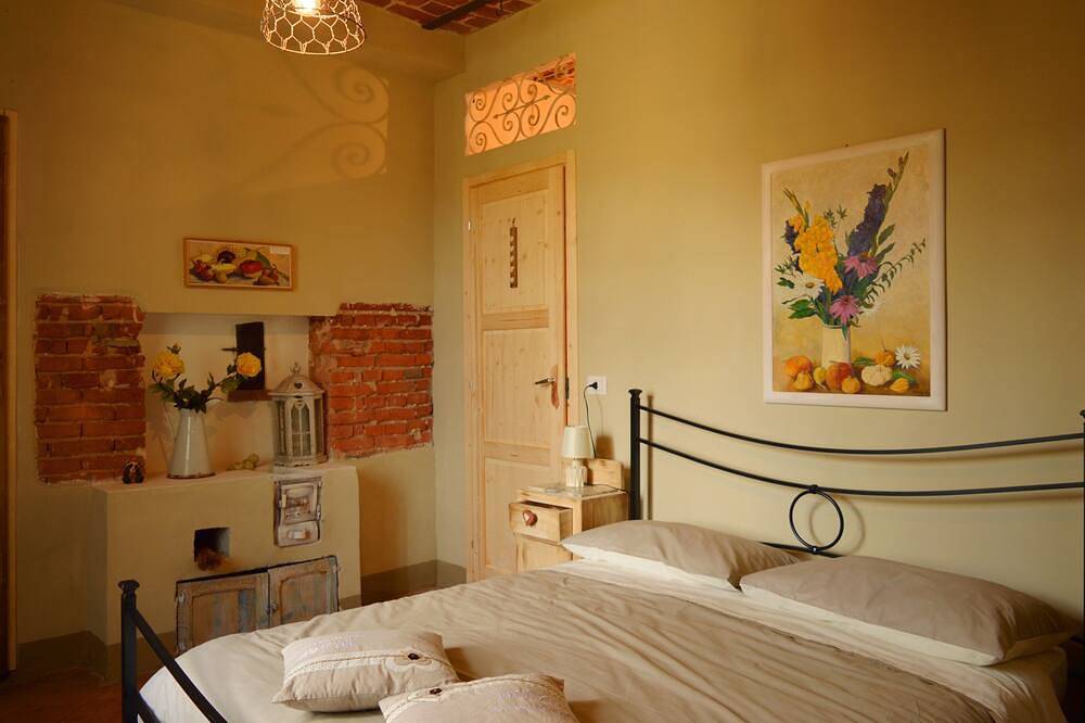 Room with bathroom in ancient farmhouse in Monferrato in Castelnuovo Belbo, Provincie Asti