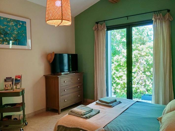 Gîte pour 2 personnes, avec jardin ainsi que vue et piscine à Saint-Étienne-du-Grès - 4