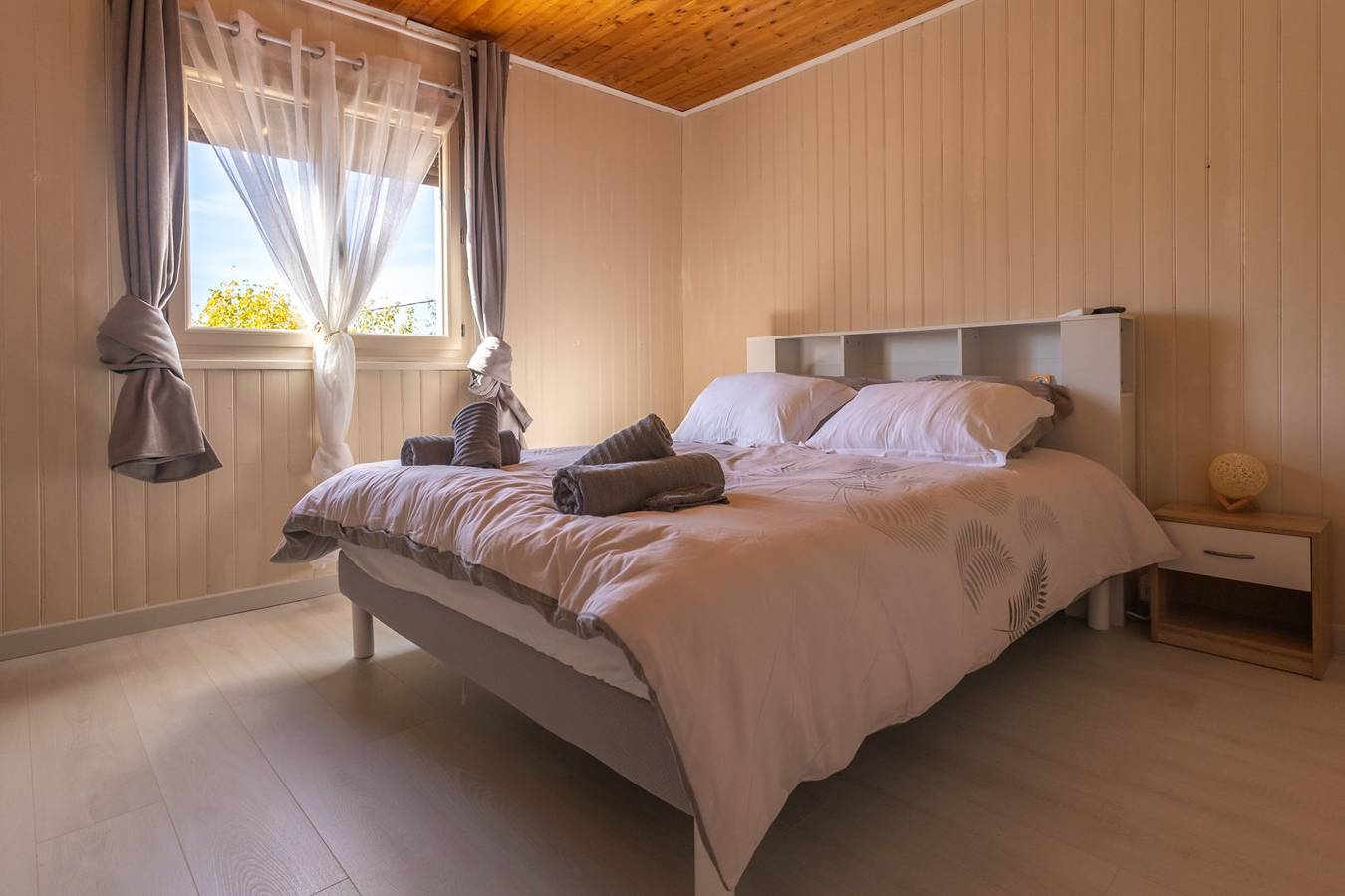 Au Petit Bonheur - Chambres d'hôtes avec piscine partagée - Chambre avec fleurs bleue sur la porte in Hautefage-la-Tour, Région de Villeneuve-sur-Lot