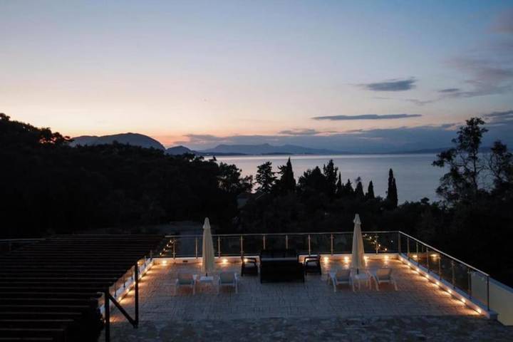 Διαμερίσματα διακοπών για 8 άτομα, με ταράτσα και θέα καθώς και πισίνα στον Ψαρά