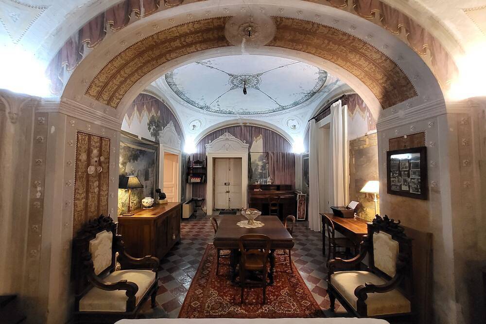 Entire apartment, Large apartment in historic villa on Sorrento's peninsula by the Amalfi's coast in Piano di Sorrento, Sorrentine Peninsula