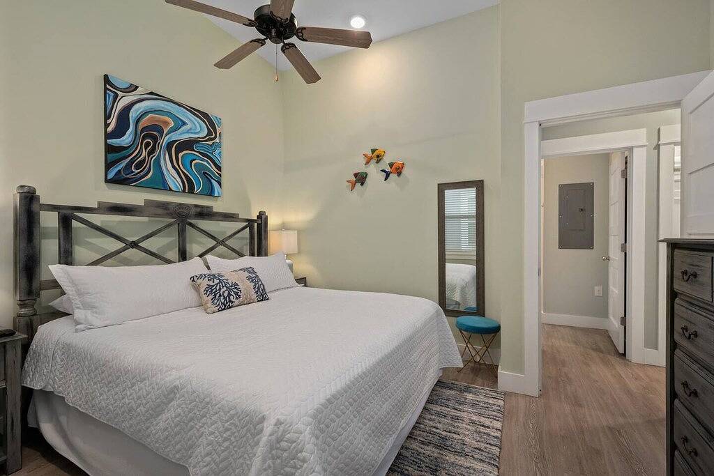 Condo with Private Hot Tub! Dogs ok! Short walk to beach, comm. Pool in Corolla, Currituck County