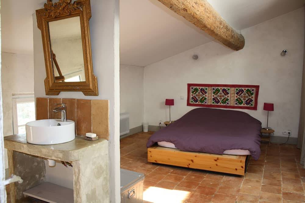 Character building on large wooded grounds with private garden. in Ornaisons, Narbonne region