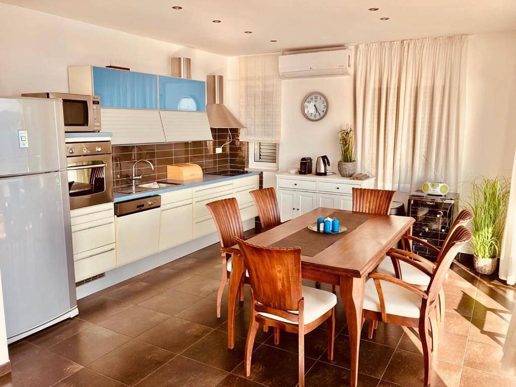 Blue Beach Villa with Bbq, Wifi and Stunning View in Céline, Omiš-Riviera
