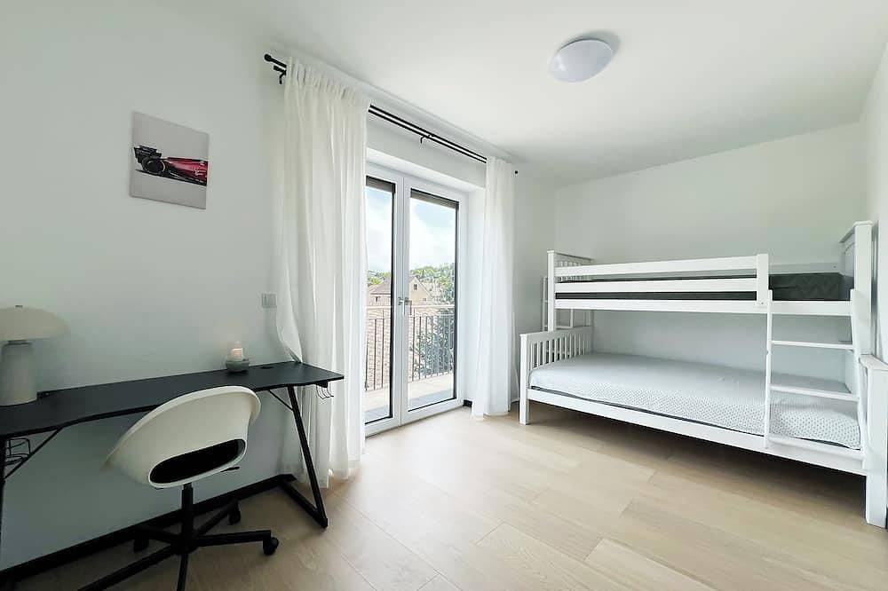 Entire apartment, Luxurious 4-room penthouse with jacuzzi, roof terrace, parking space, e-charging station in Wachtberg, Rhein-Sieg-Kreis
