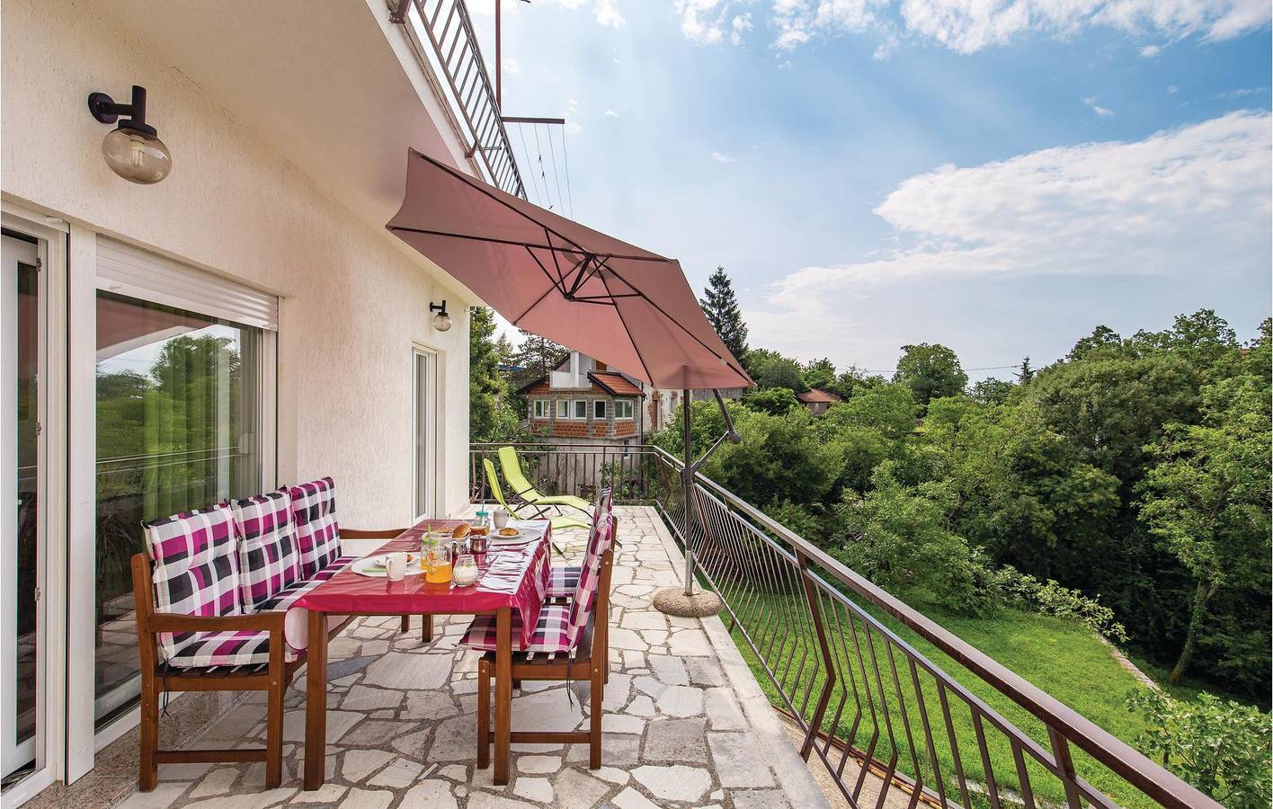 Ganze Ferienwohnung, Charmante 76 m² große Ferienwohnung mit Terrasse, WLAN und Parkplatz, in der Nähe von Kastav und der Küste in Općina Matulji, Opatija Riviera