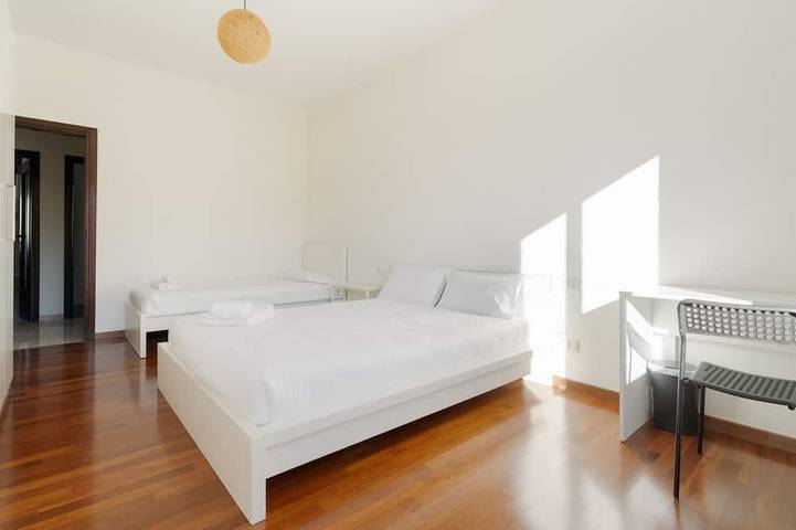 Ganze Wohnung, GuestHost - Spacious 100m2 flat, ideal for up to 6 people, located on the fourth floor of a building with lift.The apartment is located in the Zara district, a key & well-connected area that connects the residential and commercial area of ​​Viale Zar in Mailand, Mailand Provinz