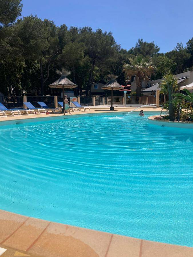 Camping pour 2 personnes, avec Terrasse et Jacuzzi ainsi que Jardin et Piscine