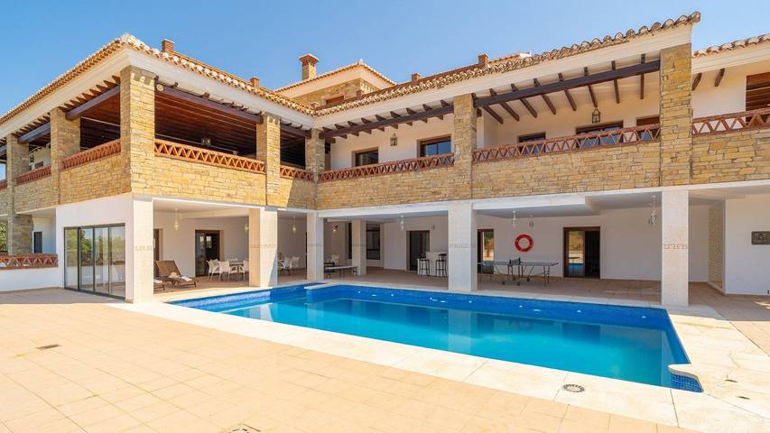 Casa rural para 20 personas, con piscina y balcón/terraza, Se admiten mascotas en Loja