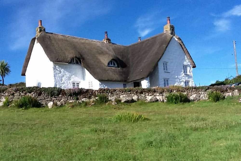 Thatched house by a Cornish beach in Sennen, Cornouailles