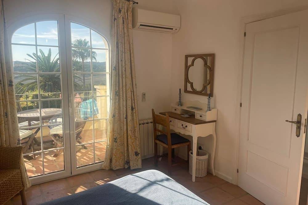 3 dormitorios, 3 baños, piscina privada climatizada, zona ajardinada y vistas al campo de golf. in Sotogrande, San Roque