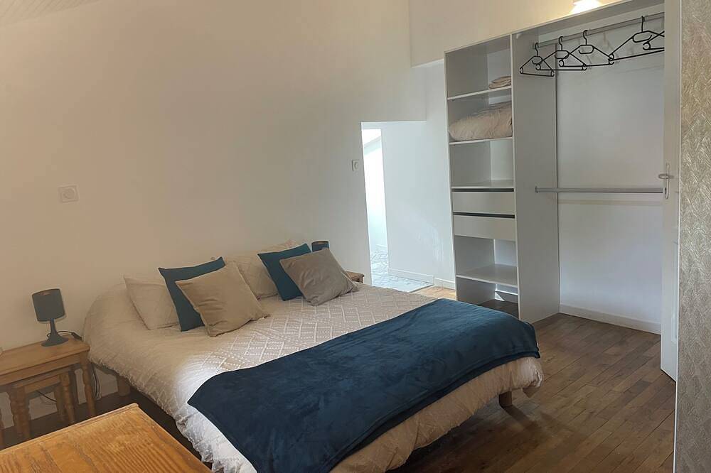Ganze Wohnung, 🏡 Maison \"L'Écolier\" - Terrace & private parking - 10 min from Futuroscope in Beaumont, Vienne