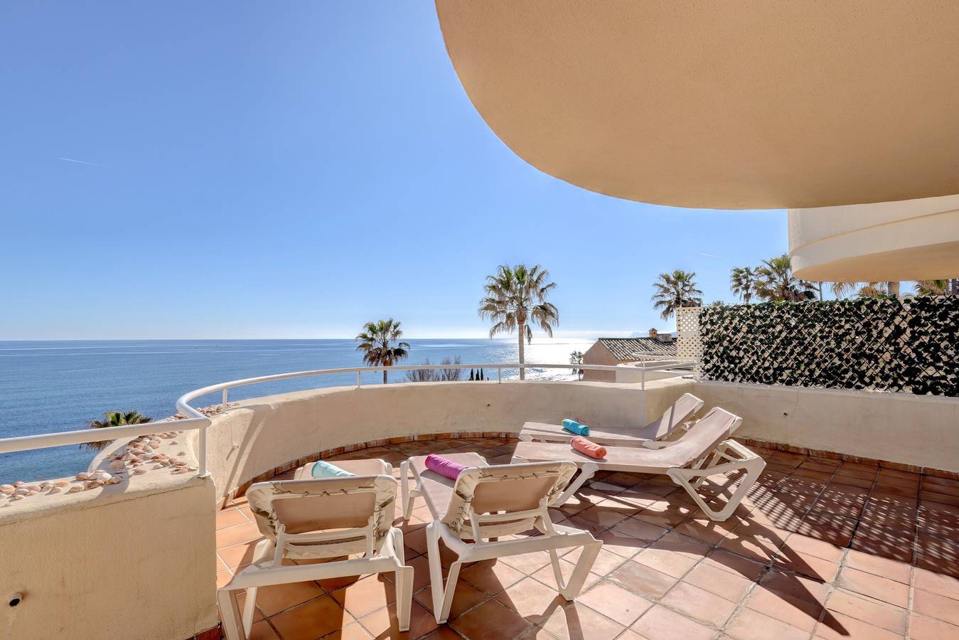 Apartamento "Penthouse Bermuda Beach 3" con vistas al mar, piscina, jardín y Wi-Fi in Buenas Noches, Estepona