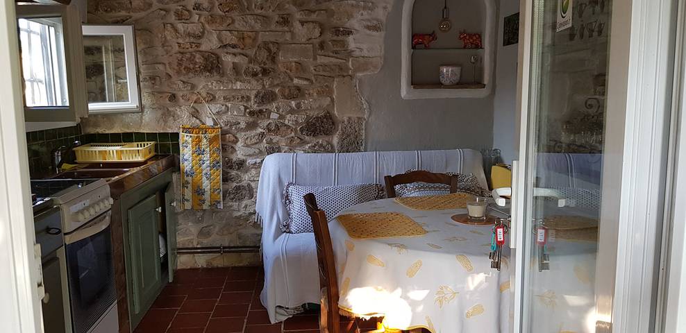 Gîte pour 2 personnes, avec terrasse ainsi que jardin et piscine, animaux acceptés au Parc naturel régional des Alpilles - 3