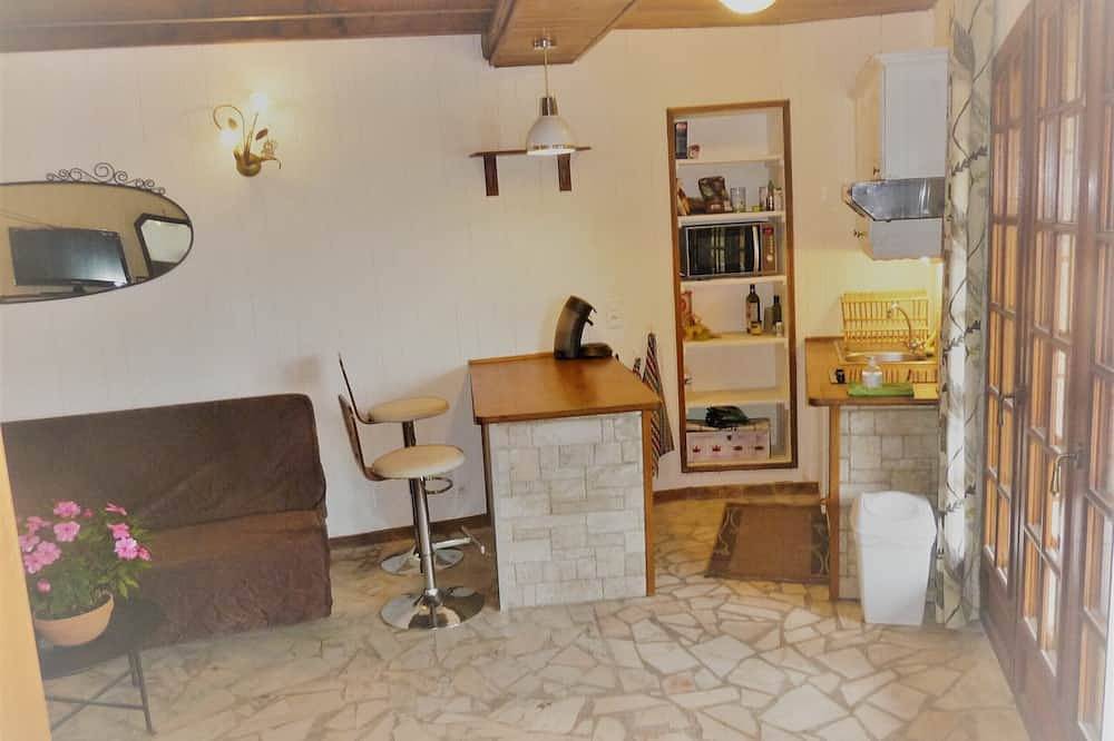 Appartement entier, Grand Studio 36 m2 Climatisé a la Campagne avec piscine (4 personnes ) in Taluyers, Lyon et ses environs