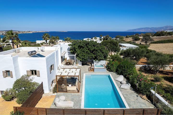 Villa for 7 people, with hot tub and garden as well as balcony in Paros