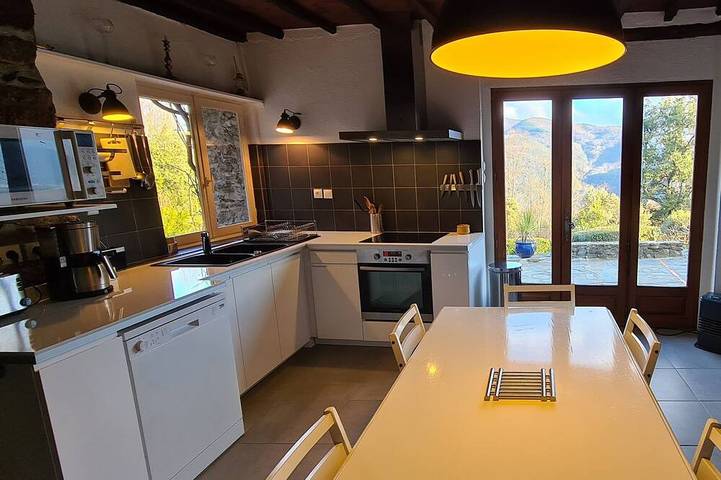 Gîte pour 10 personnes, avec jardin ainsi que piscine et terrasse à Montferrer - 4