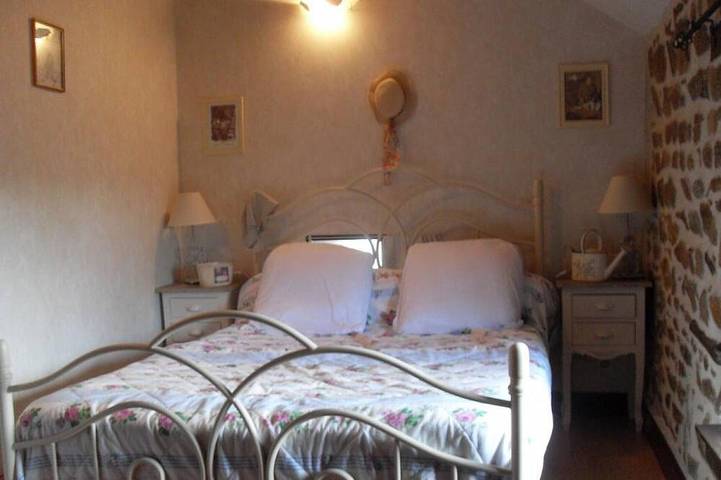 Charmantes unabhängiges Ferienhaus mit eingezäuntem Garten, Haustiere erlaubt in La Petite-Marche, Montluçon und Umgebung