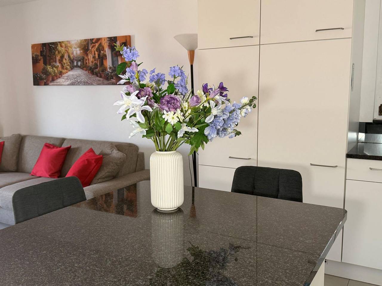 Ganze Wohnung, Kleine nette Ferienwohnung mit Pool und Sauna in Muralto in Muralto, Tessiner Alpen