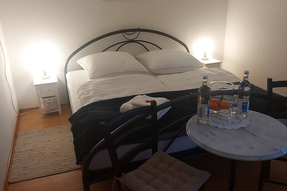 Ganze Wohnung, Kleines Zimmer mit Bad in Halle, Saale-Unstrut