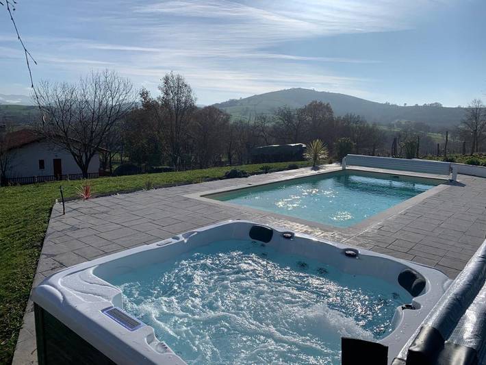 Gîte pour 4 personnes, avec piscine et terrasse ainsi que jacuzzi et jardin à Macaye