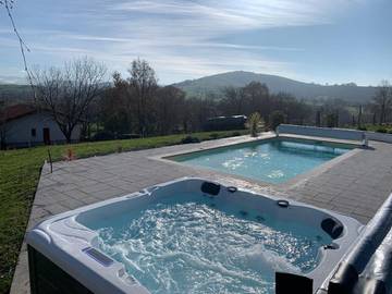 Gîte pour 4 personnes, avec piscine et jardin ainsi que terrasse et jacuzzi à Macaye
