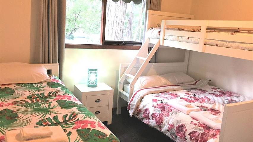 Holiday home for 8 people, with hot tub and terrace as well as garden, with pets in Grampians