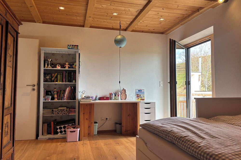 Southward 2.0 house on a slope with a wide view in Murnau am Staffelsee, Das Blaue Land