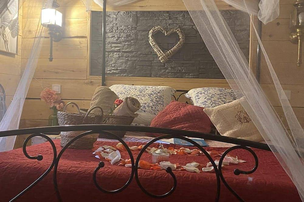 Une Chambre Inoubliable Type Chalet Avec Grande Balnéothérapie in Barjols, Brignoles region