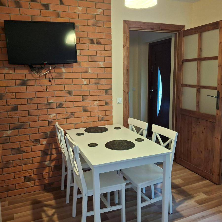 Domki i apartamenty nad jeziorem solińskim z basenem I widokiem na góry in Karpaty (Polska)