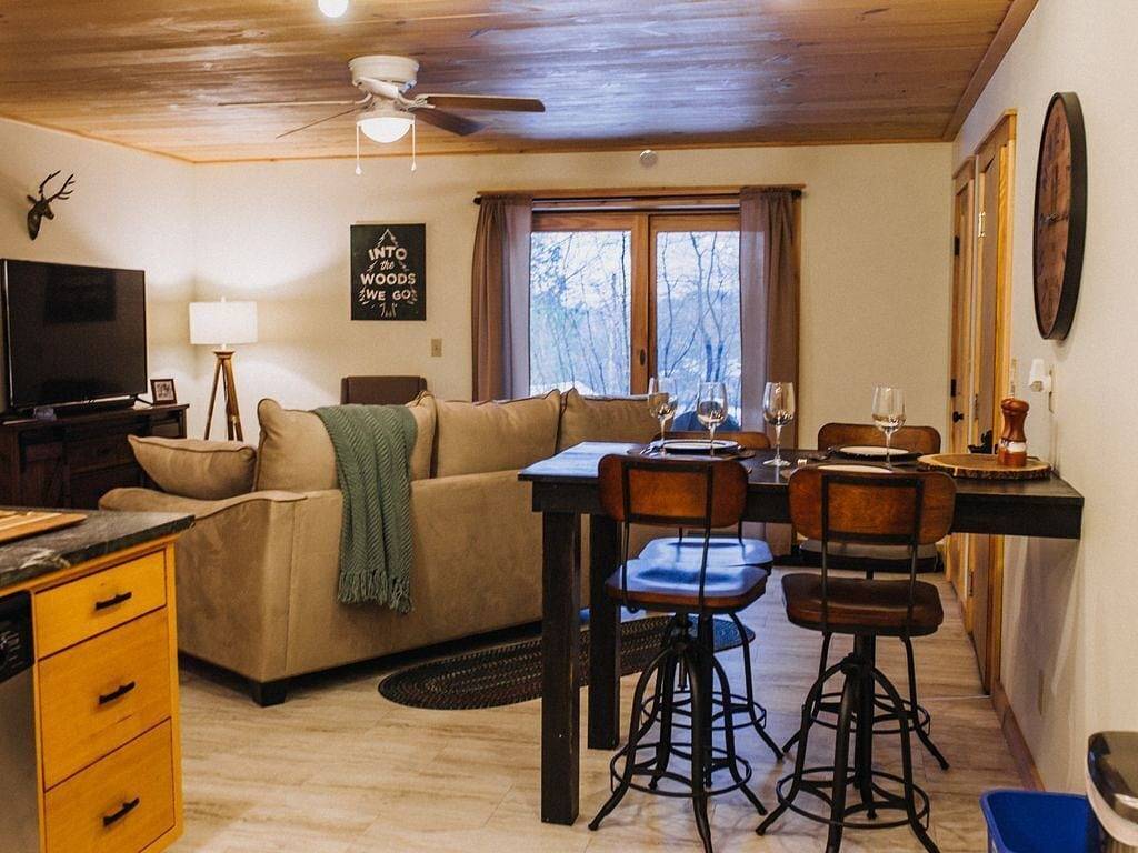 Ganze Wohnung, Beautiful 2-bedroom with private outdoor space. 5min walk to Main Street. in Lake Placid, Adirondack Mountains
