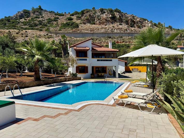 Villa pour 4 personnes, avec piscine et jardin dans Malia