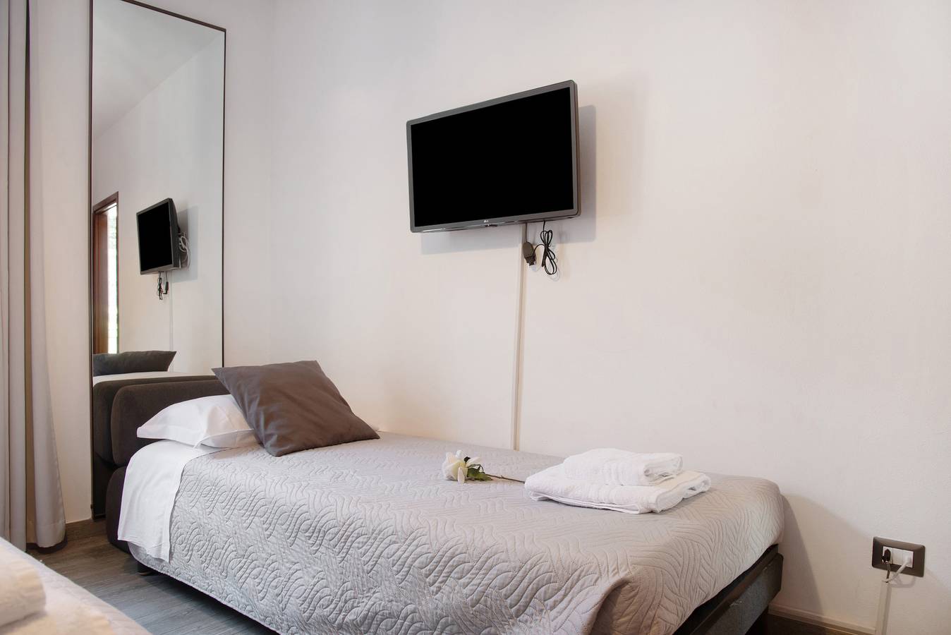 Habitación 'Stanza 2' con jardín compartido, Wi-Fi y aire acondicionado in Viggiù, Municipio de Viggiù