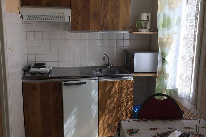 Ganze Wohnung, Schönes Studio mit 2 Betten (Betten bei Ankunft gemacht) in Néris-les-Bains, Montluçon und Umgebung